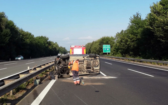 TEM otoyolunda feci kaza! Bariyerlere çarparak metrelerce sürüklendi - Resim: 0