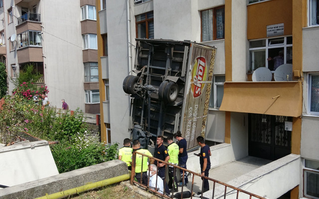 Zonguldak'ta virajı alamayan kamyonet bina boşluğuna düştü - Resim: 1