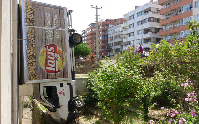 Zonguldak'ta virajı alamayan kamyonet bina boşluğuna düştü - Resim: 0