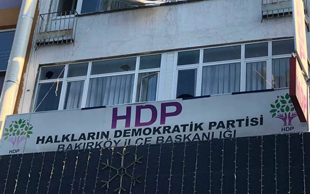 İstanbul'da HDP ilçe binasını taşlayan kişi yakalandı! Gerekçesi enteresan - Resim: 0