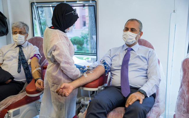Adalet Bakanı Abdulhamit Gül'den kan bağış kampanyasına destek - Resim: 0