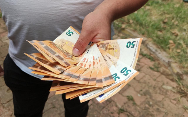 Bursa'da 2 genç yüklü miktarda buldu şimdi sahibini arıyorlar - Resim: 1