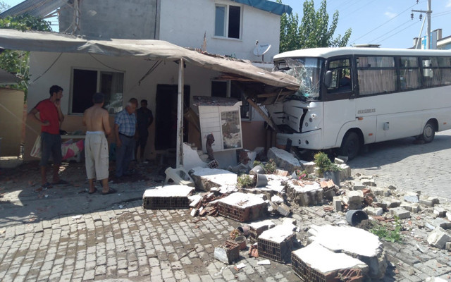 Aydın'da freni patlayan minibüs eve daldı - Resim: 0