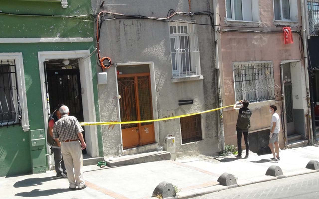 Beyoğlu'nda sinekler acı gerçeğe götürdü komşular polise haber verdi - Resim: 0