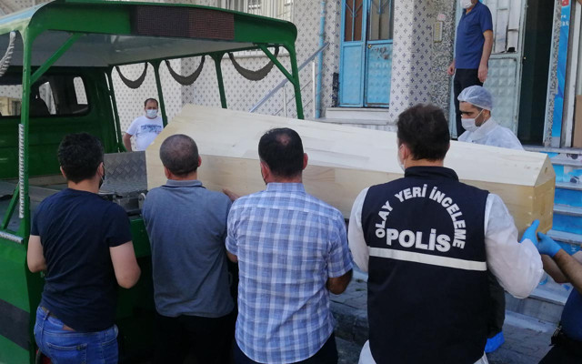 Küçükçekmece'de annesini o halde görünce kendi bileklerini kesti - Resim: 0