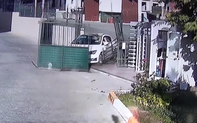 Esenyurt'ta site yönetimine kızdı sinirini gaz pedalından çıkarttı - Resim: 0