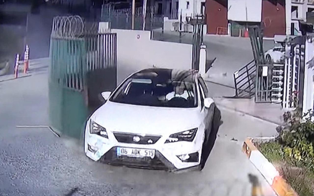 Esenyurt'ta site yönetimine kızdı sinirini gaz pedalından çıkarttı - Resim: 1