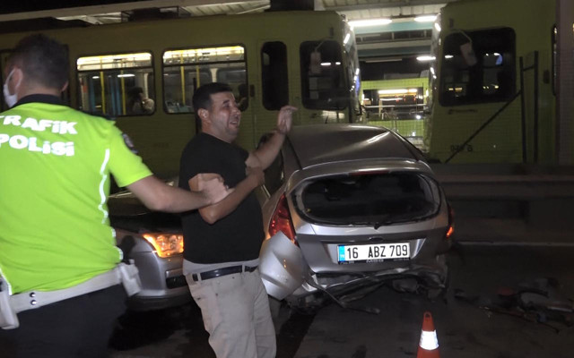 Bursa'da trafik magandası dehşeti yaşattı! Aracın motoru yerinden çıktı - Resim: 1