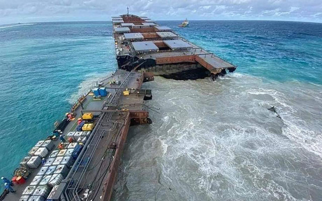 Mauritius’ta çevre felaketi ikiye katlandı! Karaya oturan tanker bölündü - Resim: 0