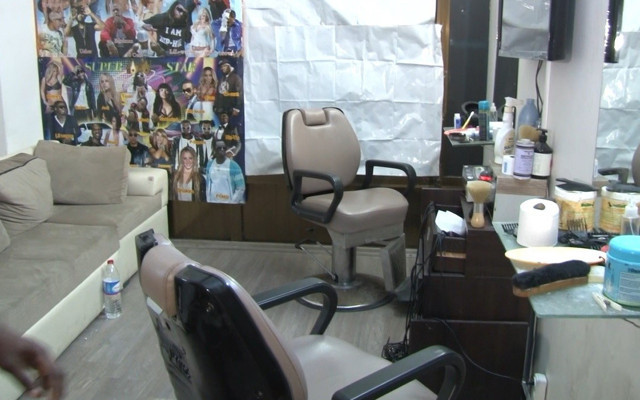 Şişli’de eli bıçaklı berbere girerek para istedi yakalandı - Resim: 0