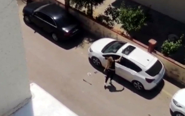 Antalya'da eline geçirdiği demir çubukla otomobile saldırdı - Resim: 0