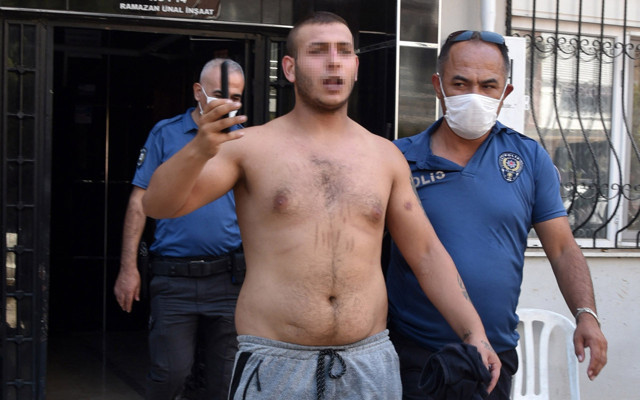 Antalya'da eşiyle arasının bozulmasından annesini sorumlu tutup satırla rehin aldı - Resim: 1