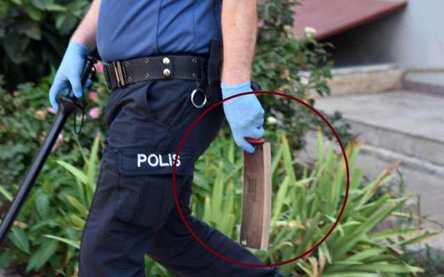 Antalya'da eşiyle arasının bozulmasından annesini sorumlu tutup satırla rehin aldı - Resim: 0