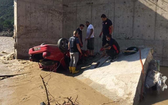 Giresun'da çöken yolu görmeyen otomobil dereye uçtu: 1 ölü 1 yaralı - Resim: 0
