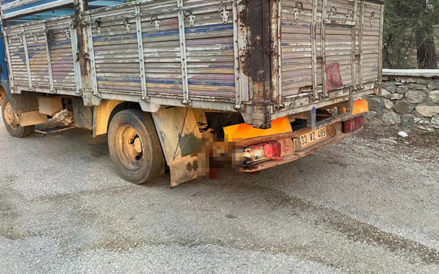 Karaman'da kamyonetinin altına girdi bir daha çıkamadı - Resim: 1