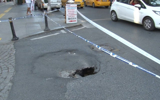Beşiktaş'ta sokak girişinde çökme meydana geldi - Resim: 0