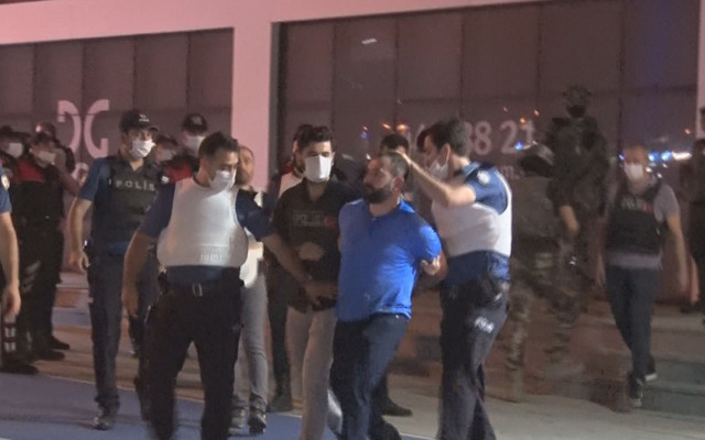 Başakşehir'de şüpheli şahıs polisi harekete geçirdi etrafa ateş açarak binaya saklandı - Resim: 2