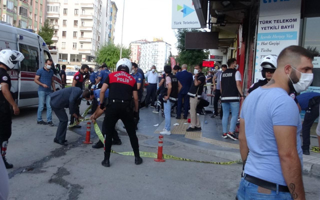 Çorum'da adliyeye getirilen yakınlarını bekleyen 2 kişi silahlı saldırıya uğradı - Resim: 0