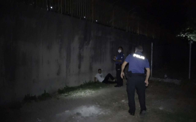 Sultangazi'de devriye gezen polis bacağından vurulmuş olarak buldu - Resim: 1