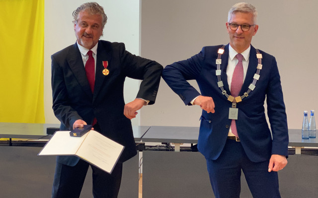 Eski milli futbolcu Erdal Keser'e Almanya devlet liyakat nişanı verildi - Resim: 0