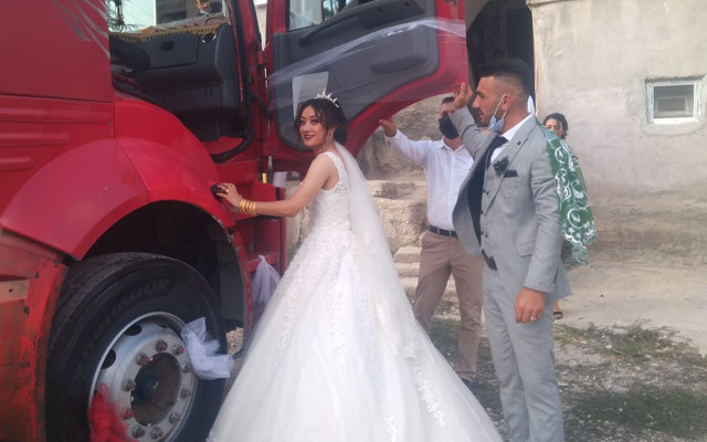 Yozgat'ta ekmek teknesini gelin arabası yaptı: Aşkımız tırcının borcu gibi olsun... - Resim: 1