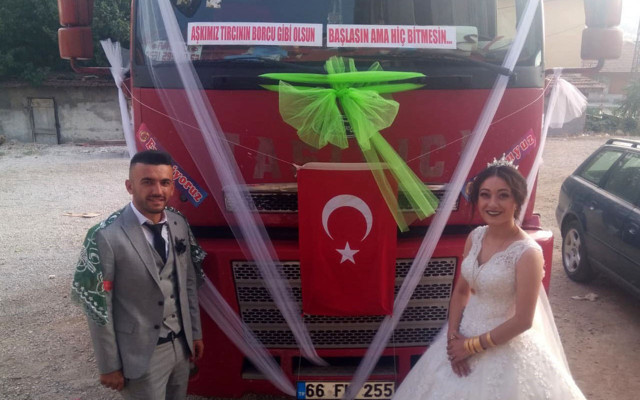 Yozgat'ta ekmek teknesini gelin arabası yaptı: Aşkımız tırcının borcu gibi olsun... - Resim: 0