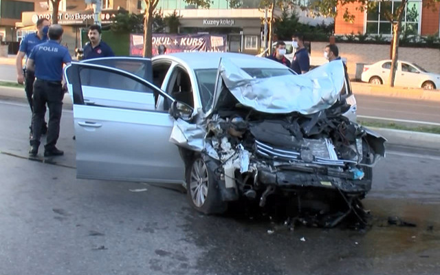 Ataşehir'de halk otobüsüne çarpan otomobilde ölüm geldi - Resim: 0