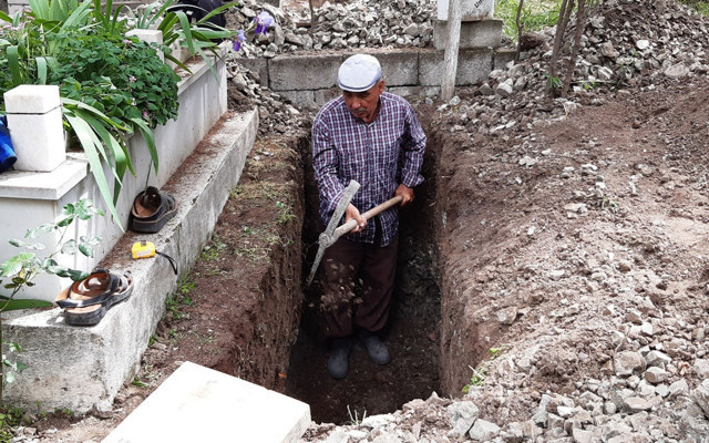Balıkesir'de çocuklarını düşünüp kendi mezarını hazırladı - Resim: 1