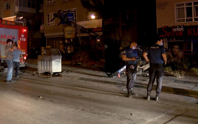 Ankara'da korkunç kaza: Otomobil havada asılı kaldı - Resim: 1