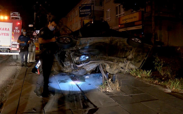 Ankara'da korkunç kaza: Otomobil havada asılı kaldı - Resim: 0