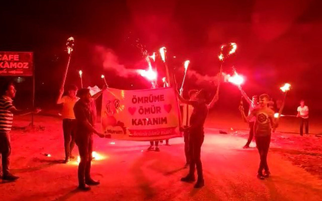 Adıyaman'da evlilik teklifi ederken ihbar edilince ceza yedi - Resim: 0