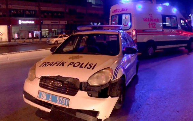 Ankara'da polis otomobili bariyerlere çarptı - Resim: 1