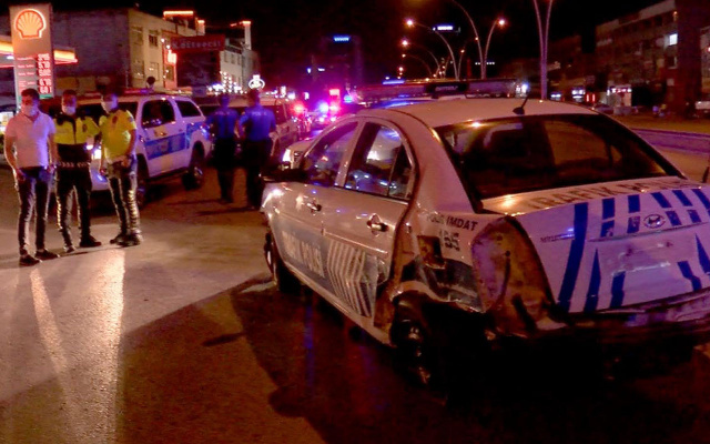 Ankara'da polis otomobili bariyerlere çarptı - Resim: 0