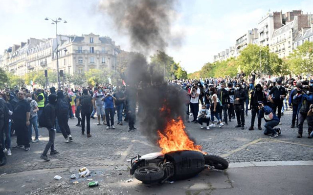 Fransa'da Sarı Yelekler aylar sonra yeniden sokaklara çıktı: Paris'te 256 gözaltı - Resim: 0
