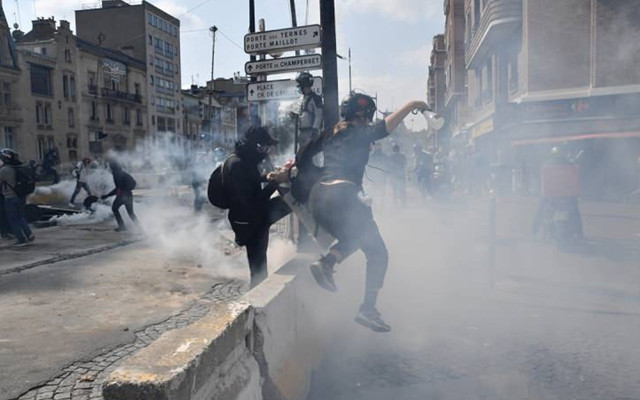 Fransa'da Sarı Yelekler aylar sonra yeniden sokaklara çıktı: Paris'te 256 gözaltı - Resim: 1