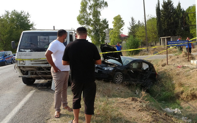 Adana'da feci kaza aileyi ayırdı: 2 ölü 4 yaralı - Resim: 0
