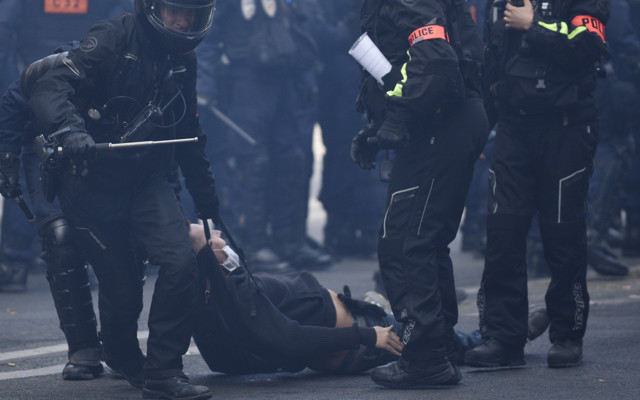 Fransa'da Sarı Yelekler aylar sonra yeniden sokaklara çıktı: Paris'te 256 gözaltı - Resim: 2