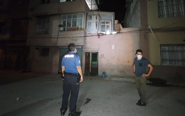 Adana'da ağabeyini bıçakladı çatıdan düşüp yaralandı - Resim: 0