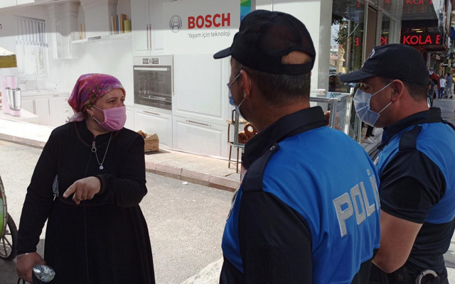 Çorum'da maske takmayan kadından polise pişkin sözler: Saldıracak mısınız..? - Resim: 0