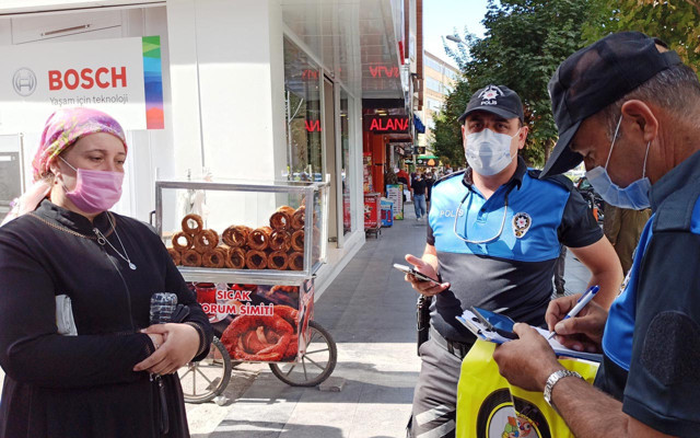 Çorum'da maske takmayan kadından polise pişkin sözler: Saldıracak mısınız..? - Resim: 1