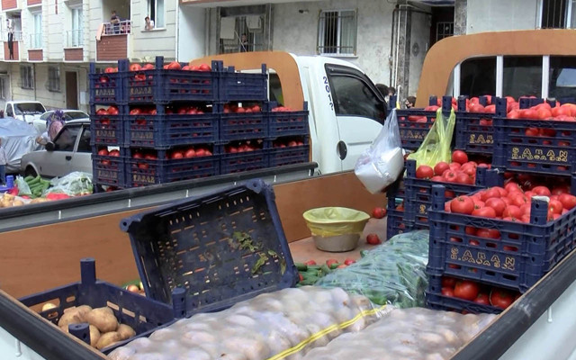 Esenyurt'ta taşlar havada uçuştu zabıta ile seyyar satıcı arasındaki kavgada 7 yaralı - Resim: 1