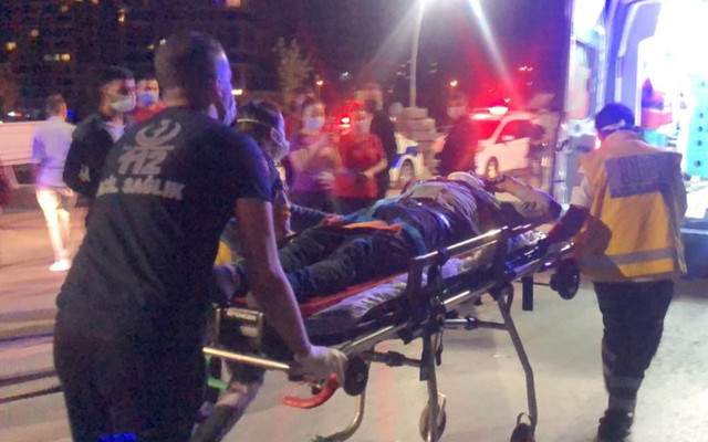 Niğde'de can pazarı: Önce yaya ardından direğe çarpan araç ikiye bölündü - Resim: 1