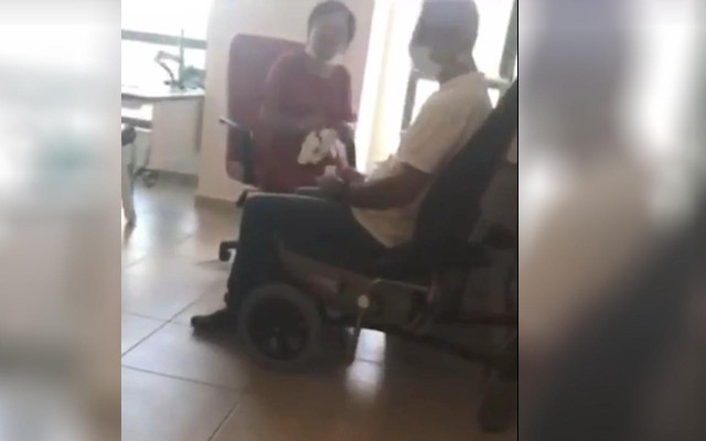 Eskişehir'de hastanede skandal! Maskesiz ve eldivensiz personel korona testi yaptı - Resim: 0