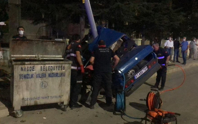 Niğde'de can pazarı: Önce yaya ardından direğe çarpan araç ikiye bölündü - Resim: 0