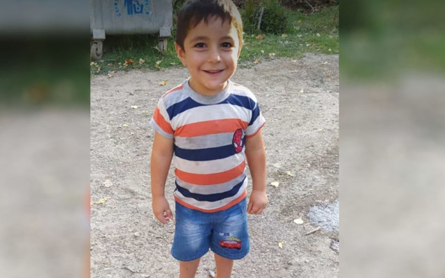 Şırnak'ta 4 yaşındaki Davut aniden yola atlayınca minibüsün altında kaldı - Resim: 0