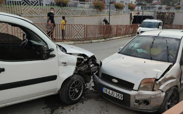 Bursa'da trafik kazası sonrası sağlık ekiplerine saldırdı - Resim: 0