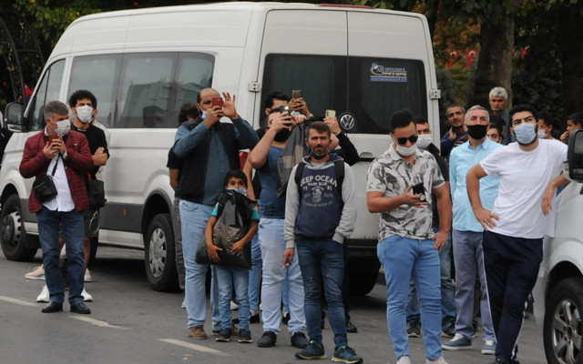 İstanbul'da 1 kişi Bozdoğan Kemeri'ne çıkarak intihar girişiminde bulundu - Resim: 0