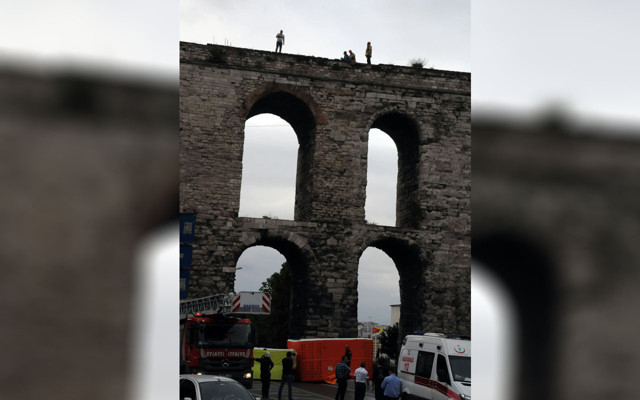 İstanbul'da 1 kişi Bozdoğan Kemeri'ne çıkarak intihar girişiminde bulundu - Resim: 1