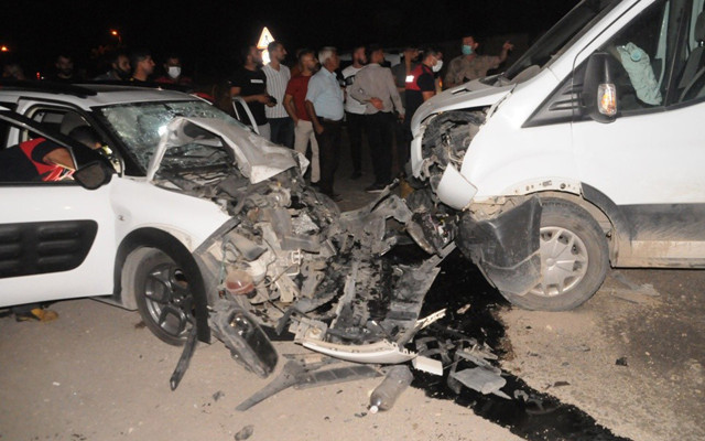 Şırnak'ta feci kaza: 2 araç kafa kafaya çarpıştı - Resim: 0