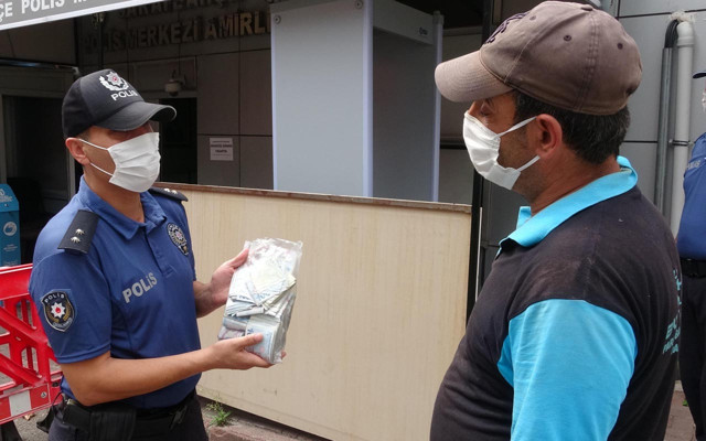 Bursa'da 'insanlık ölmemiş' dedirten temizlik işçisi takdir topladı - Resim: 1